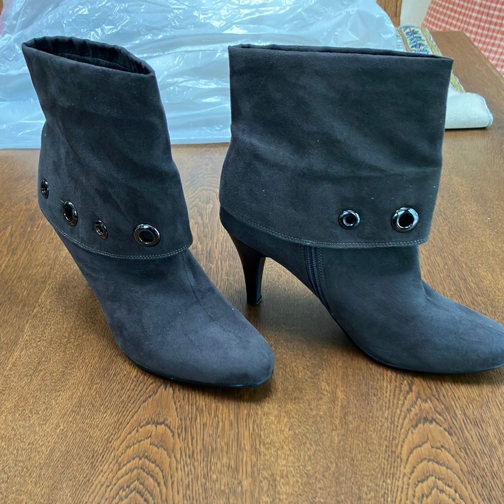 3” heels, gorgeous deep darkbrown w/decorative eyelet studs. Side zipper. 9.5M.
